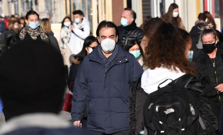 La pandemia de COVID-19 en Europa probablemente comenzó antes de los cierres de fronteras en la primavera de 2020 y el brote predominante en el continente se inició en Italia y desde allí se propagó, según un artículo que publicó este miércoles Proceedings of the National Academy of Sciences (PNAS). (ARCHIVO)
