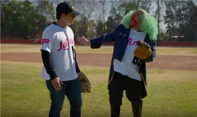 Desde una cancha de beisbol, Carlos Loret de Mola y Víctor Trujillo, mejor conocido como el payaso Brozo, conversaron en un nuevo capítulo para Latinus sobre la recuperación del presidente Andrés Manuel López Obrador tras dar positivo a COVID-19, el retraso de las vacunas en México y la reforma eléctrica. (ESPECIAL)