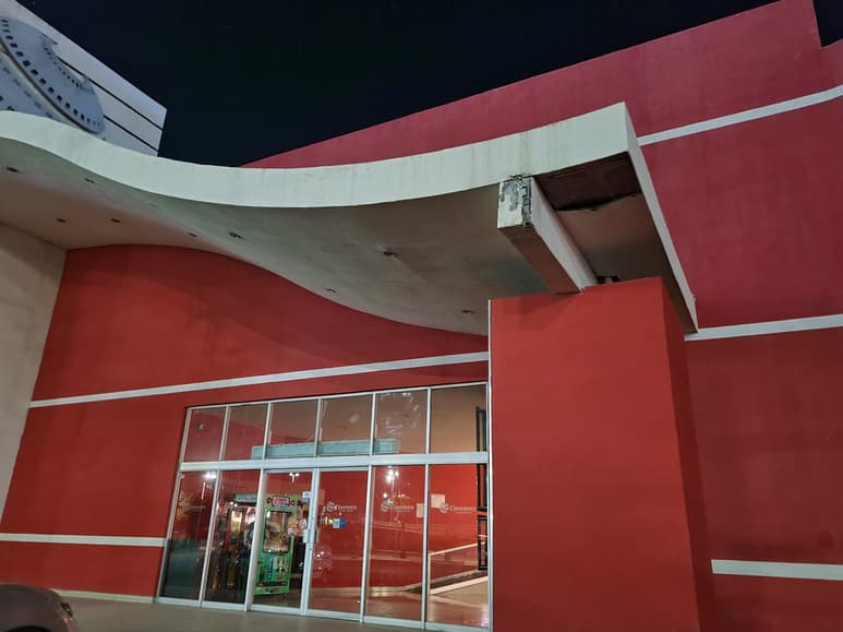 Paró la actividad. Cinemex Oriente cerró sus puertas y su exterior luce desolado.