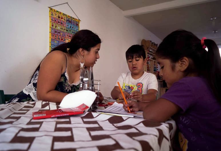 De acuerdo a la Cepal, en 2020 se observó una contundente salida de las mujeres del mercado laboral para dedicarse a tareas del hogar. (ARCHIVO)