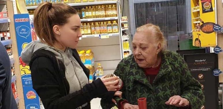 Muy triste. La cantante pidió a sus seguidores que le mandaran fotos en donde se vieran su abuelita y ella.