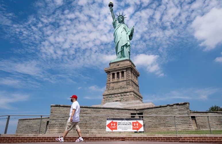 La silla que ocupa Bill de Blasio, el actual alcalde de Nueva York, 'la capital del mundo' como les gusta llamarla a muchos neoyorquinos, se quedará vacía este año y una treintena de políticos, activistas y empresarios ya han puesto sus ojos en ella: La carrera no ha hecho más que empezar. (ARCHIVO)