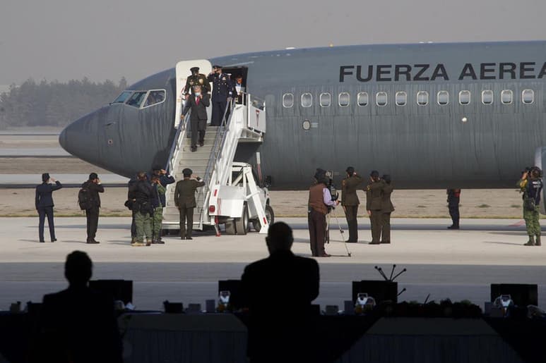 López Obrador dijo que ayer, con la inauguración de la pista de la Base Aérea militar número 1, se demostró que se pueden manejar tres aeropuertos al mismo tiempo. (ARCHIVO)