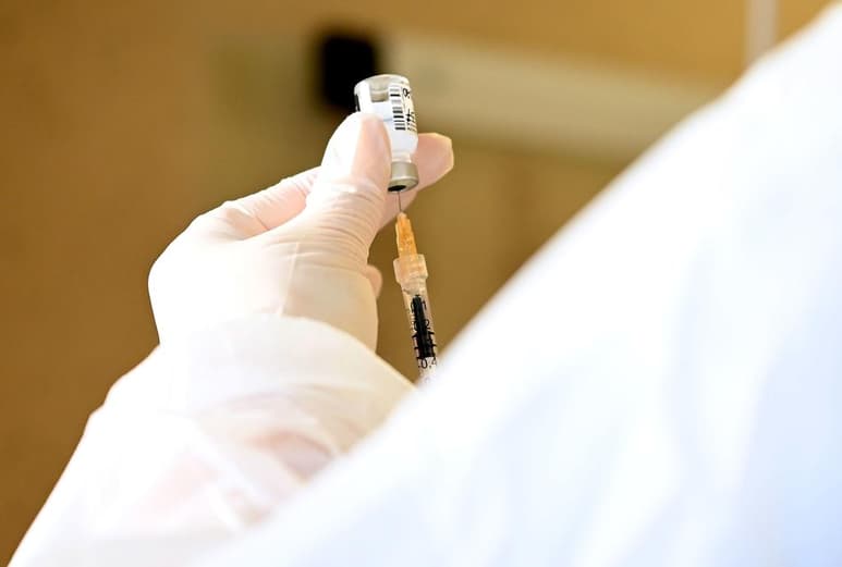La autoridad sanitaria de la localidad italiana de La Spezia (Liguria, norte) ha incluido en un formulario de coronavirus a los homosexuales entre las categorías de colectivos en riesgo con prioridad para la vacunación, un hecho que ha sido duramente criticado en el país. (ARCHIVO)