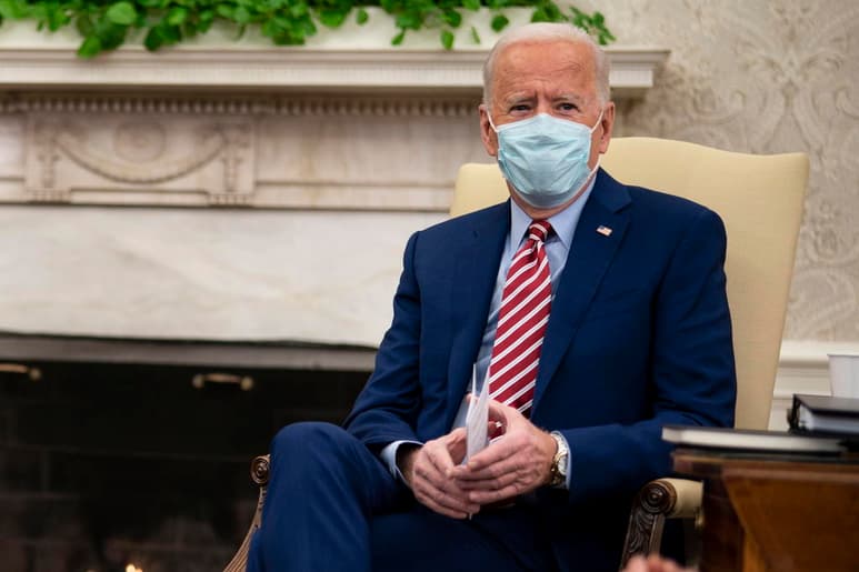 El presidente estadounidense, Joe Biden, dijo este jueves que su primera conversación telefónica con su homólogo chino, Xi Jinping, duró dos horas, y salió de ella con la conclusión de que China 'se comerá el almuerzo' de Estados Unidos en lo relativo a la infraestructura y otros temas, si su país no espabila. (EFE)