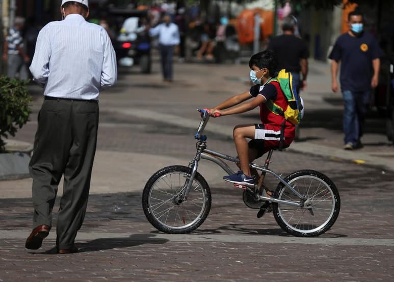 Autoridades de América Latina y el Caribe se comprometieron este jueves y extendieron su llamado para acelerar acciones que eviten un incremento de los 10.5 millones de niños que trabajan en la región debido a los efectos de la pandemia del coronavirus en las economías de los hogares más vulnerables. (ARCHIVO)