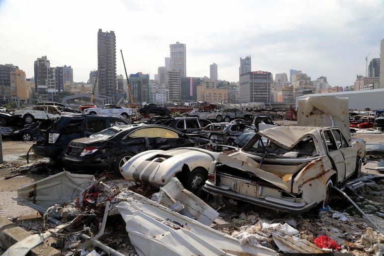 El exjefe del ejército libanés dijo el jueves al investigador principal de la explosión masiva en el puerto de Beirut el año pasado que años antes de la tragedia recomendó vender o devolver a los importadores las toneladas de nitrato de amonio incautado que estaban almacenadas allí. (ARCHIVO)