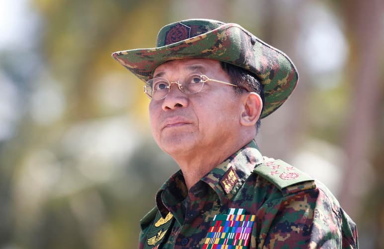 Estados Unidos sancionó este jueves al comandante del Ejército de Birmania (Myanmar), el general Min Aung Hlaing, quien lideró el levantamiento militar y la deposición del Gobierno electo de Aung San Suu Kyi, así como a otros nueve oficiales y tres empresas vinculadas con las Fuerzas Armadas de ese país. (ARCHIVO)