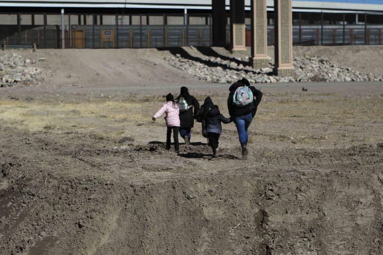 Los migrantes que fueron obligados por la administración del expresidente Donald Trump a estar en territorios inseguros en México mientras esperaban una respuesta a sus solicitudes de asilo podrán ingresar a Estados Unidos, según fuentes de la administración del presidente Joe Biden. (ARCHIVO)