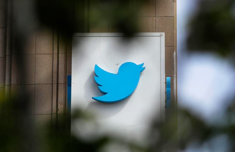 Hace unas semanas Donald Trump fue expulsado de prácticamente todas las redes sociales. Desde entonces ha habido un debate sobre la libertad de expresión en internet y el poder de las grandes plataformas en el discurso público. Ahora que Trump ya no es presidente de Estados Unidos se hablaba de la posibilidad de que recuperara sus perfiles pero al menos Twitter ya confirmó que no sucederá. (AP)