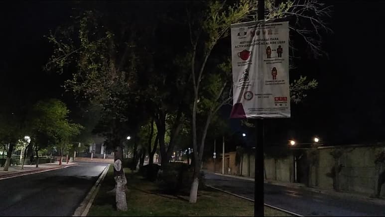 El Comité Regional para la Atención al COVID-19 colocó mantas para alertar a la población sobre los altos índices de contagio. (LUCÍA PÉREZ)
