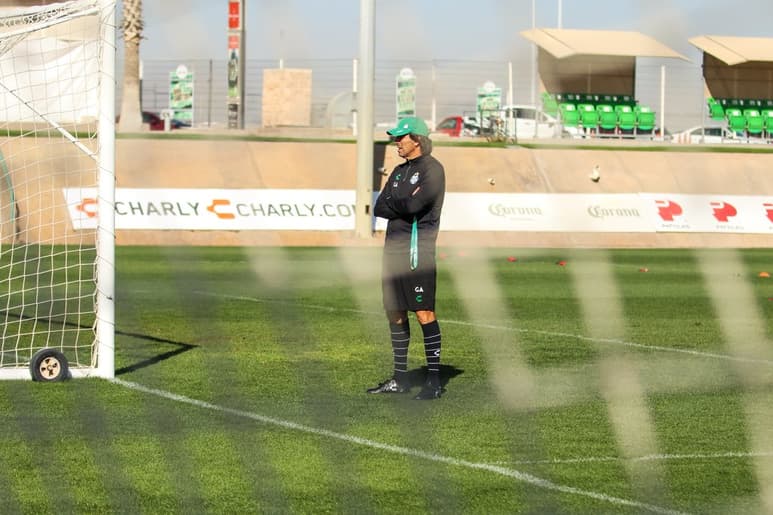 El técnico uruguayo de Santos Laguna, sabe de las limitantes que tiene en el presente torneo, donde se mantiene invicto, dándole oportunidad varios canteranos que le han respondido con goles. (ARCHIVO)