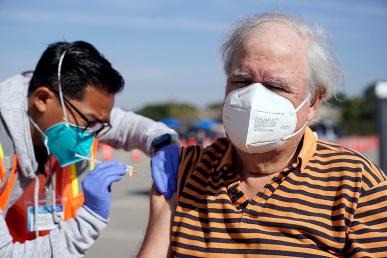 Biden anunció que su Gobierno firmó contratos por los que conseguirá otras 200 millones de dosis. (AP)