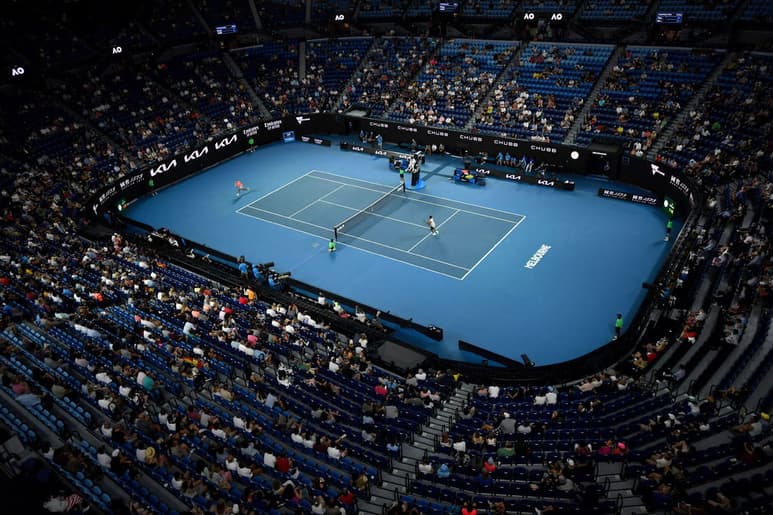 En buen número, los aficionados habían asistido a las primeras rondas del Abierto de Australia, que ya no contarán con personas en butacas. (EFE)