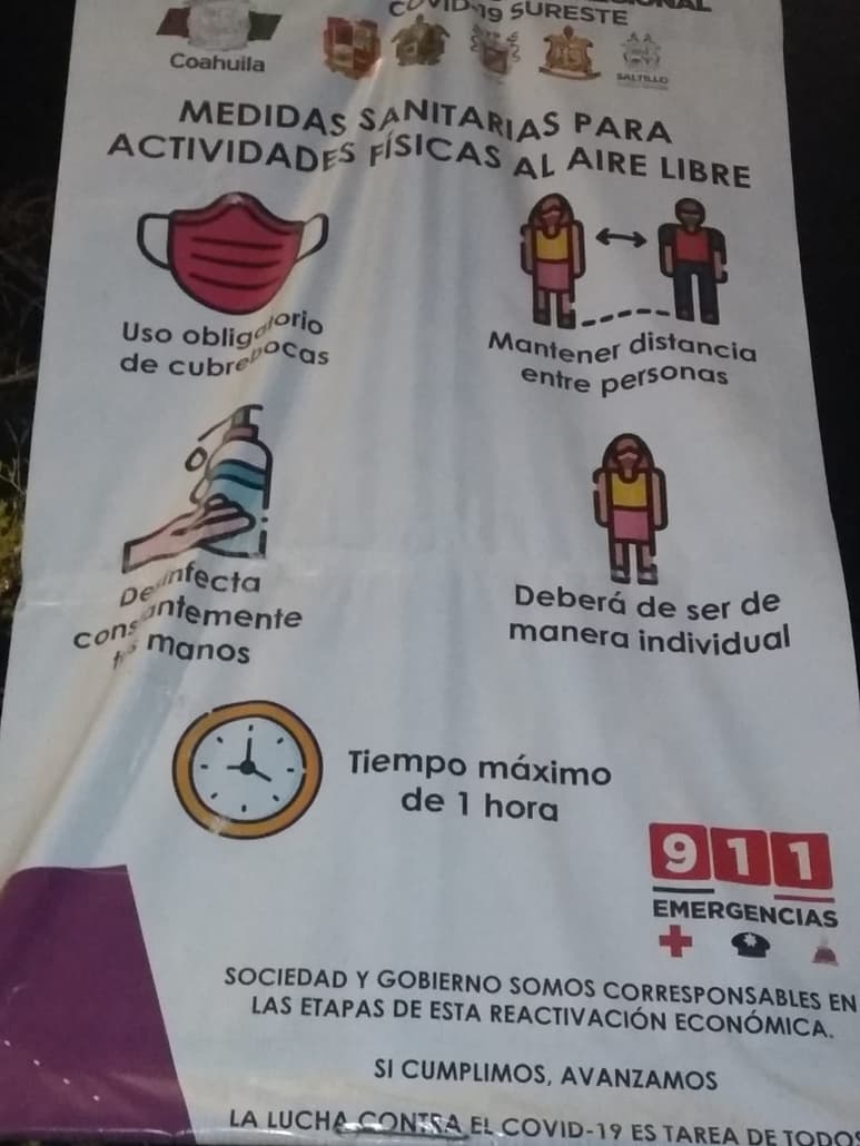 Se instalaron mantas informativas para prevenir contagios de COVID.