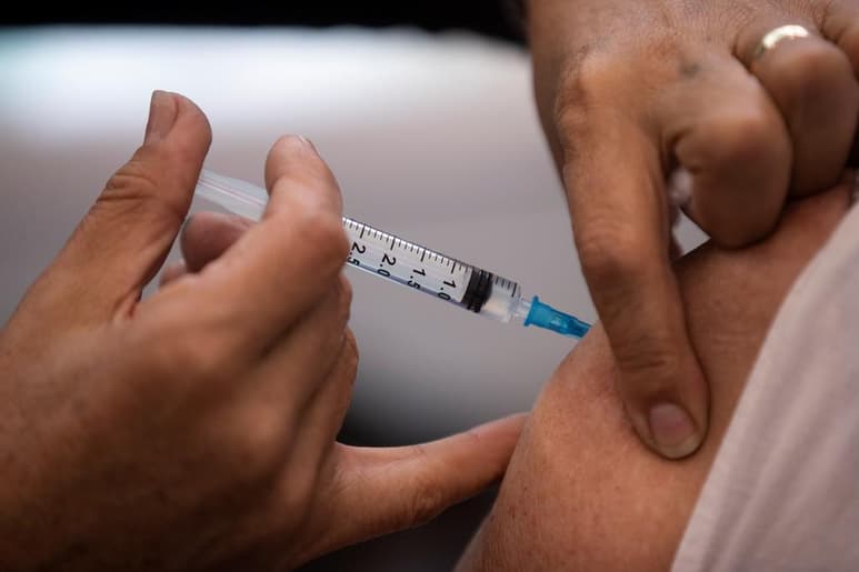 Chile sobrepasó este viernes por primera vez en siete días los 4,100 casos diarios del coronavirus SARS-CoV-2, lo que evidencia que la segunda ola está lejos de retroceder, aunque el proceso de vacunación avanza a buen ritmo y ya son más de 1.5 millones de personas las que han recibido al menos una dosis. (ARCHIVO)