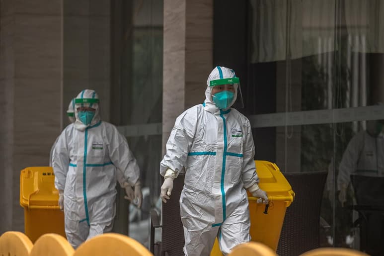El director general de la Organización Mundial de la Salud (OMS), Tedros Adhanom Ghebreyesus, aseguró hoy que todas las hipótesis sobre el origen del coronavirus 'siguen abiertas', pese a que tras la misión de esta agencia en China se dijo que la teoría de una generación en laboratorio se había descartado. (ARCHIVO)