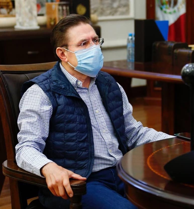 El gobernador del estado, José Rosas Aispuro Torres, anunció a través de sus redes sociales que Durango pasará a semáforo epidemiológico en amarillo.
(TWITTER)