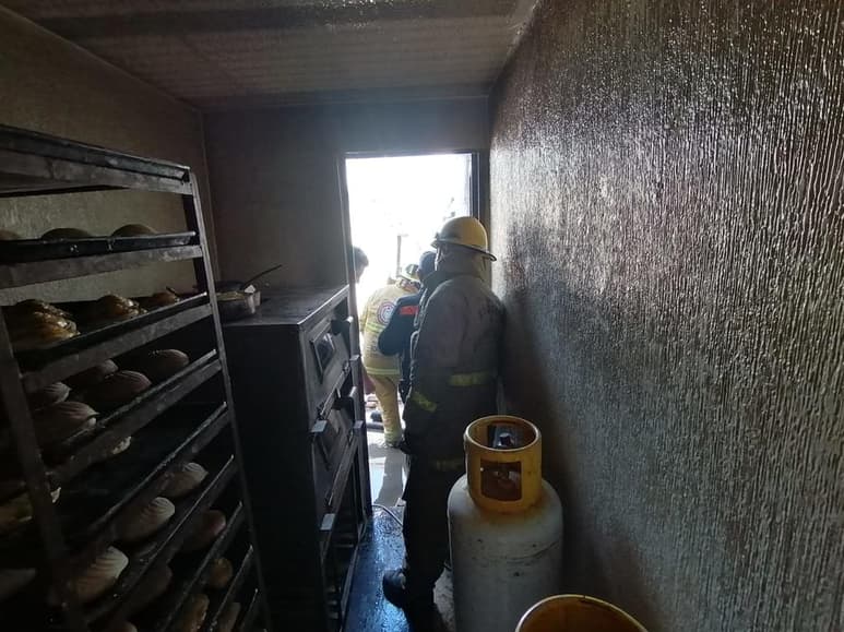 El siniestro se originó en el patio trasero de la finca y la rápida intervención de los bomberos impidió que las llamas se extendieran. (EL SIGLO DE TORREÓN)