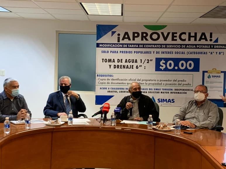 Fue en rueda de prensa encabezada por el gerente general del sistema, Juan José Gómez y por el alcalde de Torreón, Jorge Zermeño, que se anunció el programa de contratos sin costo para usuarios domésticos, mismo en el que se descontará por completo el costo del contrato a todos los usuarios que estén conectados a la red y que no paguen su servicio, una vez realizado el trámite se les entregará el aparato medidor para que puedan formalizarse.
(ERICK SOTOMAYOR)