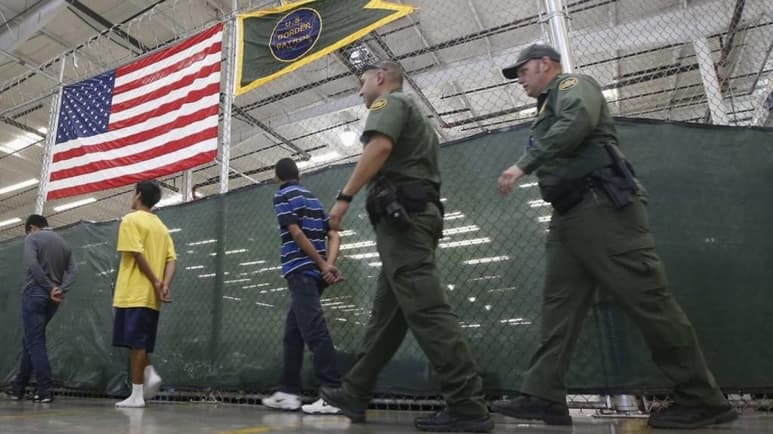 El Gobierno del presidente de Estados Unidos, Joe Biden, anunció este viernes la suspensión temporal de las expulsiones 'exprés' de migrantes menores de edad no acompañados por un adulto, tal y como habían ordenado previamente las autoridades sanitarias del país alegando el peligro de contagio por la COVID-19. (ARCHIVO)