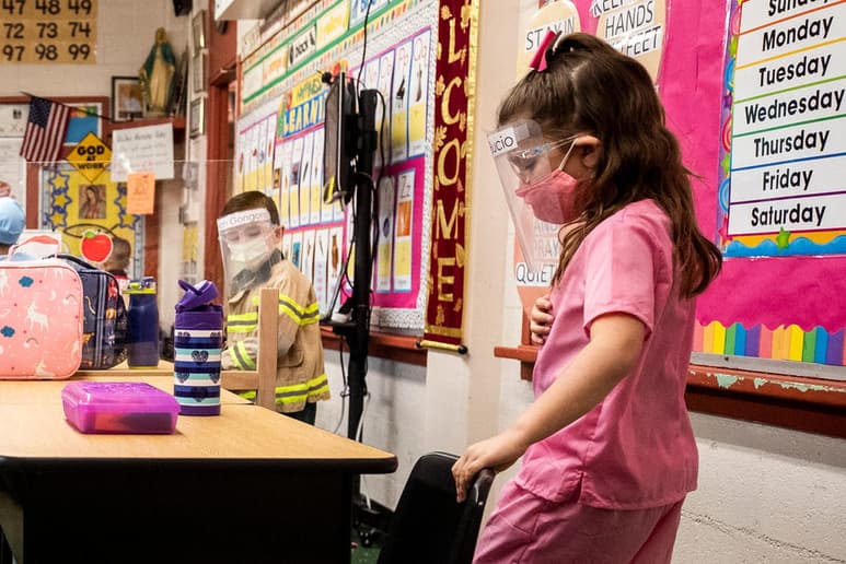 Los Centros para el Control y la Prevención de Enfermedades de EUA (CDC, en inglés) recomendaron este viernes reabrir las escuelas en el país con uso obligatorio de mascarillas y estrictas normas de distanciamiento social entre alumnos y profesores. (ARCHIVO)
