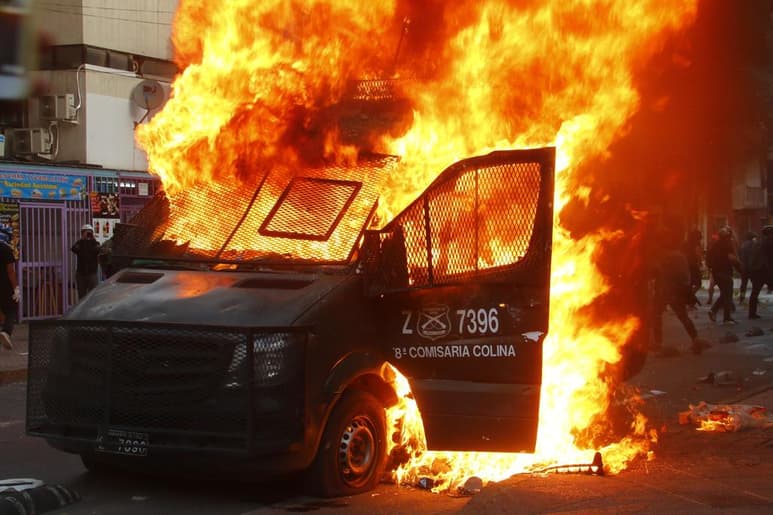 Cientos de personas se manifestaron este viernes en la céntrica Plaza Italia de Santiago de Chile, en cuyos alrededores se registraron algunos episodios de violencia, como la quema de un furgón del cuerpo policial de Carabineros. (ARCHIVO)
