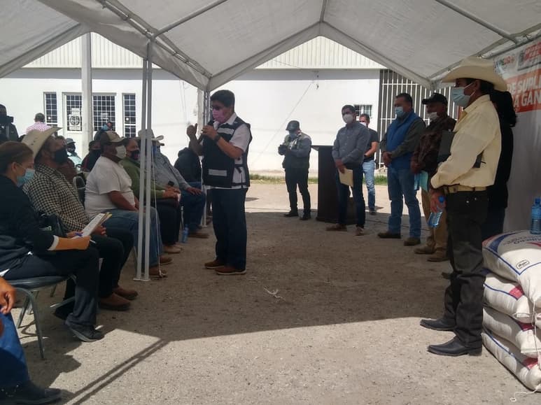En San Pedro entregan alimento a productores de ganado de traspatio.