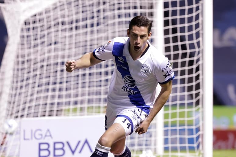 El delantero Santiago Ormeño festeja uno de sus tres tantos, en la goliza del Puebla 4-0 sobre los Bravos de Juárez. (EFE)