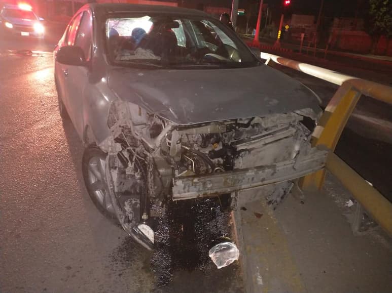 Abandona su vehículo tras derribar un semáforo en Torreón. (EL SIGLO DE TORREÓN)