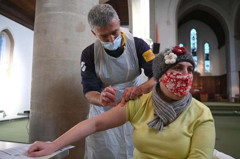 El Reino Unido anunció el domingo que alcanzó su objetivo de administrar al menos una inyección para el COVID-19 a las personas más vulnerables, lo que aumenta la presión sobre las autoridades para que aclaren cuándo aliviarán las restricciones impuestas a principios de enero. (ARCHIVO) 