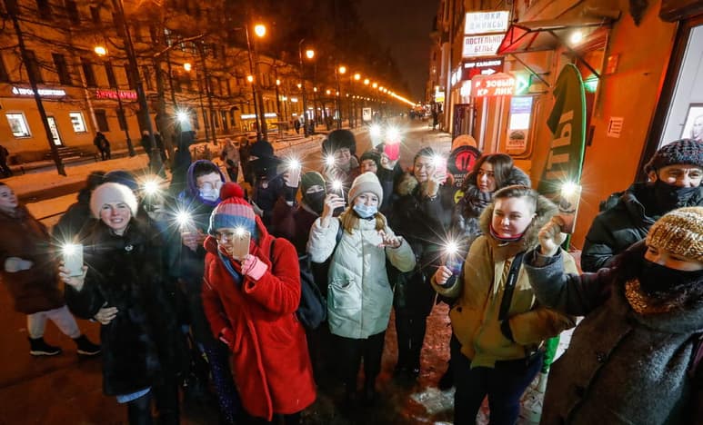 Las autoridades rusas están tratando de suprimir un movimiento que ha pedido a la ciudadanía quedarse en sus casas y encender las linternas de sus celulares desde el patio como protesta por la detención del líder opositor Alexei Navalny. (ARCHIVO)