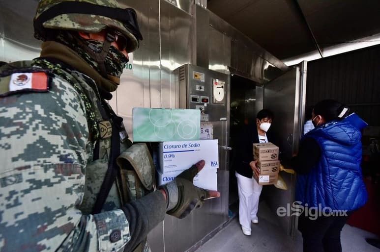 Este domingo arribaron al Aeropuerto Internacional de Torreón 20 mil 298 dosis de la vacuna AstraZeneca para aplicarlas a partir de mañana 15 de febrero a las personas adultas mayores. (EL SIGLO DE TORREÓN)
