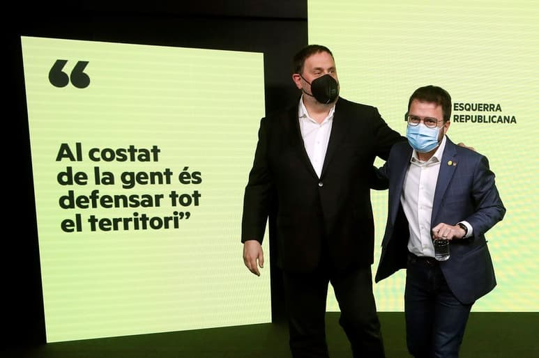 El candidato de ERC a la presidencia de la Generalitat, Pere Aragonès (d), acompañado por el presidente, Oriol Junqueras (i). (EFE)