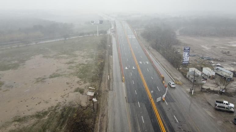 Debido al mal clima, los vuelos tuvieron que ser cancelados.