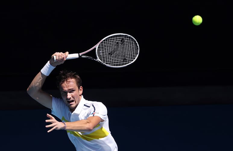 Daniil Medvedev no tuvo problemas para derrotar 6-4, 6-2, 6-3 a Mackenzie McDonald, con lo que avanzó a los cuartos de final. (AP)