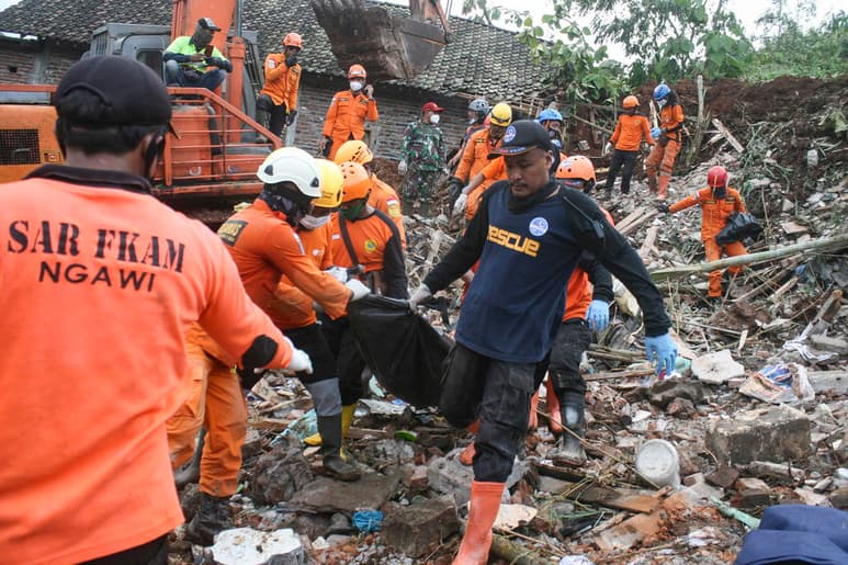 El barro que descendió por las colinas circundantes la tarde del domingo impactó al menos ocho casas, lesionó a 14 personas y 21 más quedaron enterradas bajo toneladas de lodo. Dos fueron rescatadas el domingo.
(EFE)