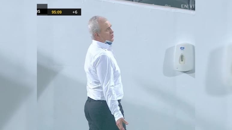 El Vasco, en su primera derrota como entrenador del Monterrey, reclamó varias de las decisiones de César Arturo Ramos, silbante del compromiso entre el Santos y Rayados. (ESPECIAL)
