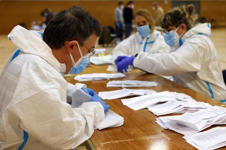 Los partidos independentistas catalanes se preparan para formar Gobierno tras hacerse con la mayoría absoluta en las elecciones celebradas ayer domingo, a pesar de que los socialistas fueron el partido más votado en una región clave para la política española. (ARCHIVO)