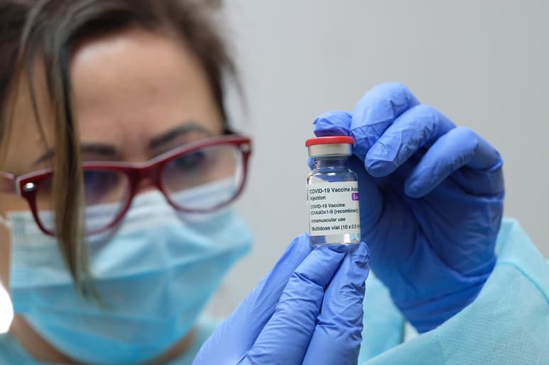 La Organización Mundial de la Salud (OMS) aprobó hoy el uso de emergencia de la vacuna anticovid de AstraZeneca, pocos días después de que sus asesores concluyeran que era recomendable para personas de la tercera edad y contra variantes del coronavirus como la sudafricana, la británica o la brasileña. (ARCHIVO) 
