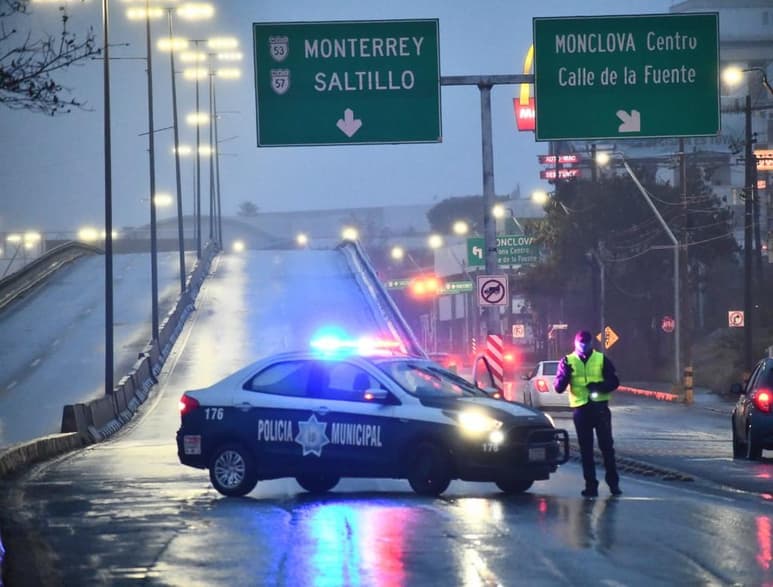 Las calles cubiertas de hielo y nieve a una temperatura de ocho grados bajo cero están muy resbaladizas y los automovilistas aunque manejan a baja velocidad pierden el control del volante y provocan accidentes viales.