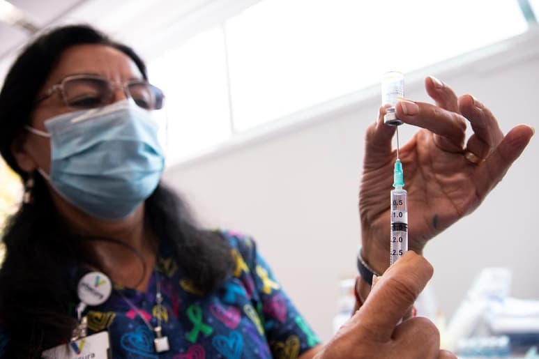 Cerca de 2 millones de personas han recibido al menos una dosis de la vacuna contra la COVID-19 en Chile, lo que supone una de las tasas por cada 100 habitantes más altas del mundo y que se alcanza cuando la segunda ola parece estabilizarse, informaron este lunes las autoridades. (ARCHIVO)