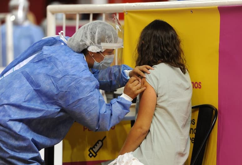 La justicia argentina investiga el robo de 30 dosis de la vacuna Sputnik V contra coronavirus de un hospital público del sur del país. (ARCHIVO)
