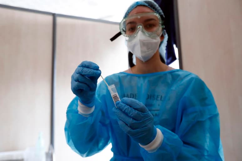 Francia registró este lunes 412 muertes por coronavirus en hospitales en las últimas 24 horas y 4,376 positivos, que elevan el total de fallecimientos hasta los 82,226 desde el inicio de la epidemia y el de contagios hasta los 3.46 millones. (ARCHIVO)