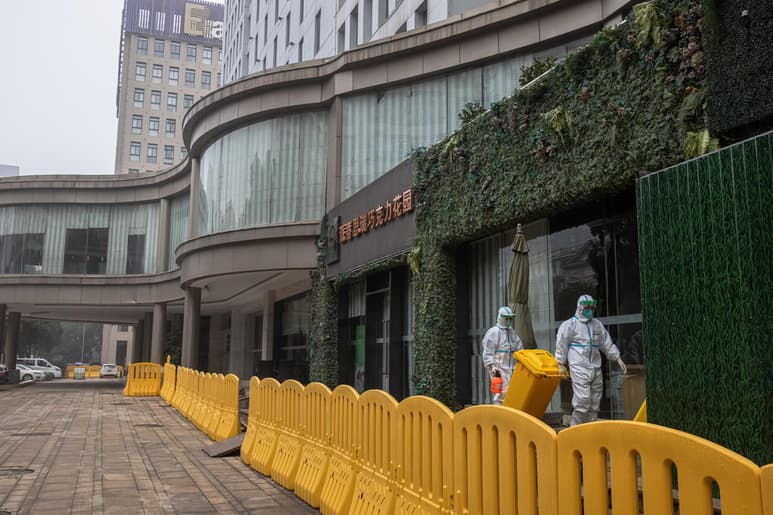El director de Emergencias Sanitarias de la Organización Mundial de la Salud (OMS), Mike Ryan, aseguró hoy, ante las polémicas suscitadas por la misión de expertos del organismo a Wuhan (China), que el propósito de esa visita no era 'investigar a China' sino obtener lecciones para el futuro. (ARCHIVO)