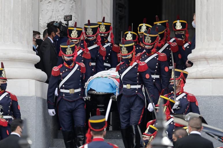 El cortejo fúnebre que traslada los restos del expresidente Carlos Menem (1989-1999) ha partido en la tarde de este lunes desde el Senado de la Nación, donde era velado desde ayer por la noche, y se dirige al cementerio islámico de la provincia de Buenos Aires, donde será enterrado. (EFE)