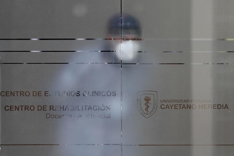Perú estaba remecido por un escándalo donde funcionarios poderosos que no combatían en primera línea al coronavirus se aplicaron en secreto una candidata a vacuna china que después se compró, mientras que el gobierno anunció que investigará y destituirá a los que recibieron las dosis. (EFE)