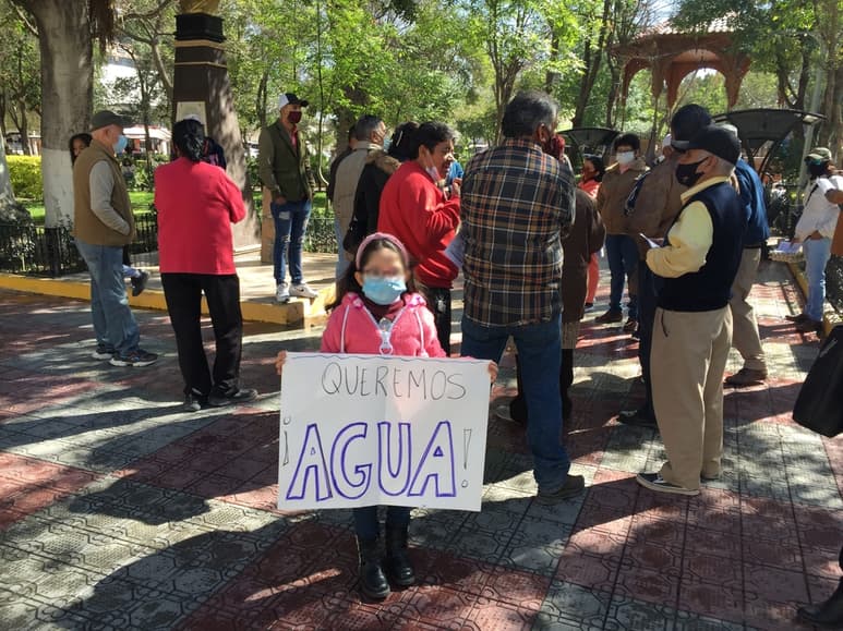Un grupo de al menos 30 vecinos se manifestó de manera pacífica ayer en la presidencia de Lerdo.
