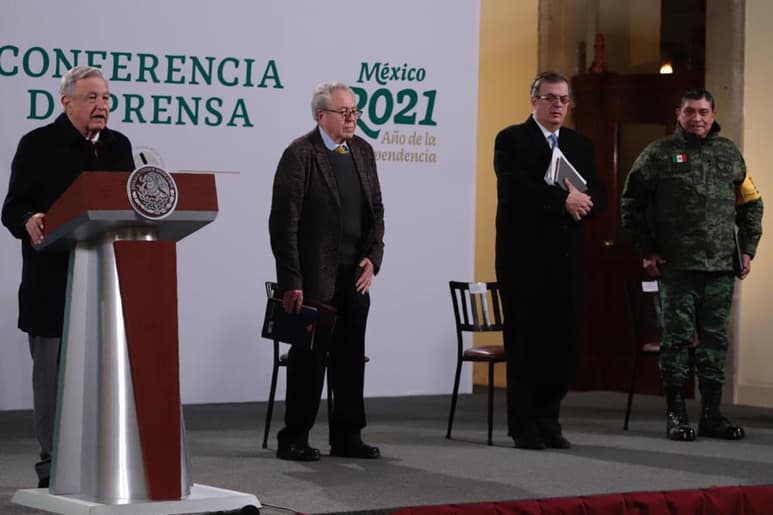 El titular del Ejecutivo federal aseguró que hay “mafias” que buscan impedir que el gobierno federal pueda comprar medicamentos en el extranjero para que ellos sigan 'acaparando las compras'. (EL UNIVERSAL)