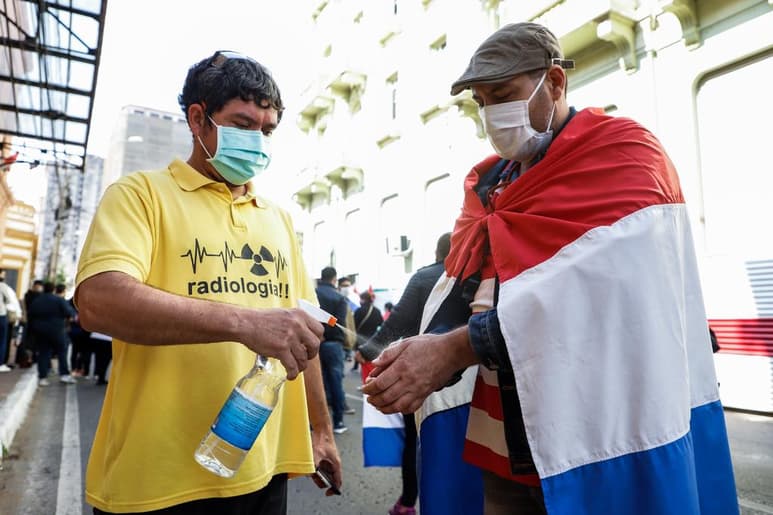 Paraguay contará con sus primeras vacunas contra el coronavirus el jueves, unas 4,000 dosis de fabricación rusa (Sputnik V) que serán destinadas al personal sanitario, informó este martes el ministro de Salud, Julio Mazzoleni. (ARCHIVO)